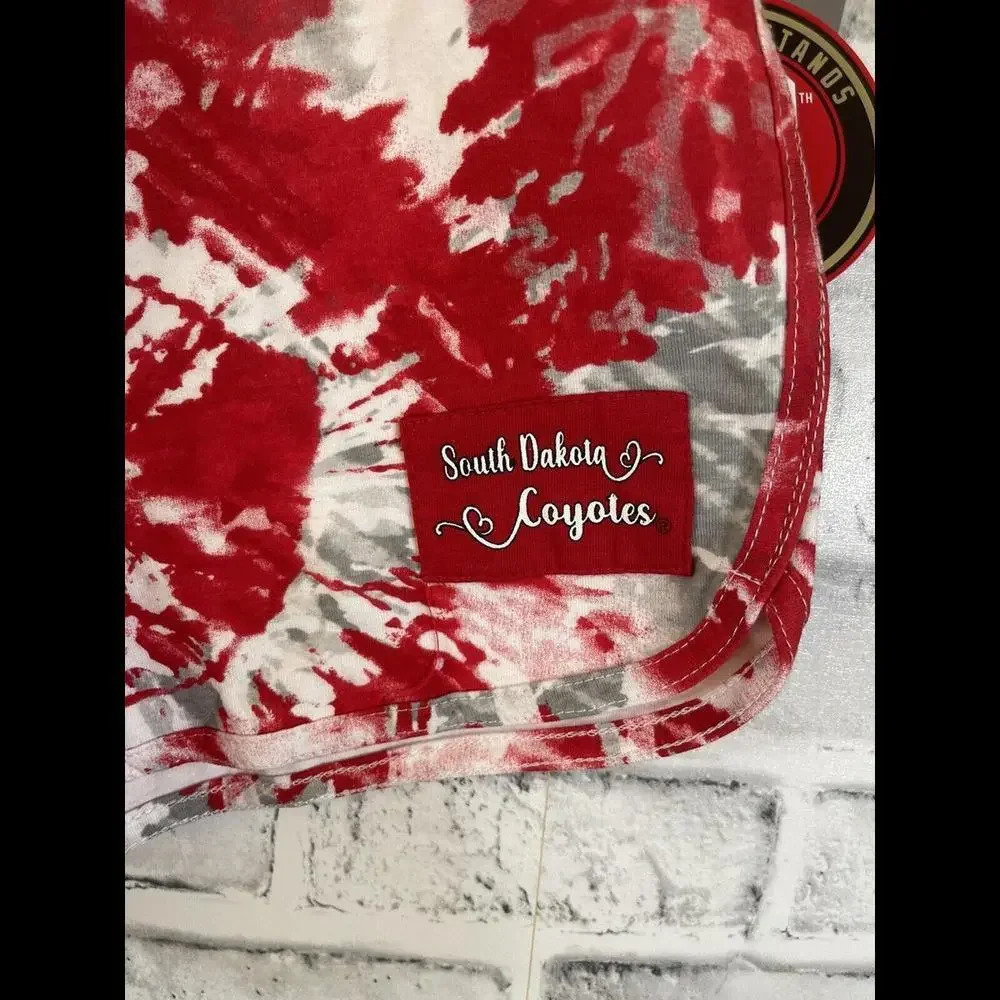 NWT Girl’s South Dakota Coyotes Red/white Tie Dye Shorts XL (14/16) - Picture 3 of 5